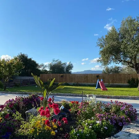 דירה Spyro's House Kouramaditika